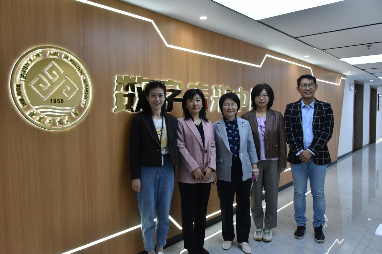 北京工商大學商學院院長何玉潤帶隊參觀學校數字未來中心