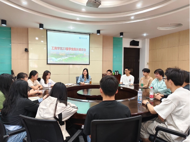 河南理工大學(xué)工商管理學(xué)院院長(zhǎng)傅端香與工商類2310班同學(xué)深入座談交流
