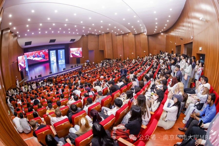 南京郵電大學(xué)MBA中心教師受邀擔(dān)任“正大杯”第十五屆全國大學(xué)生市場調(diào)查與分析大賽研究生組暨在華留學(xué)生組總決賽頒獎嘉賓