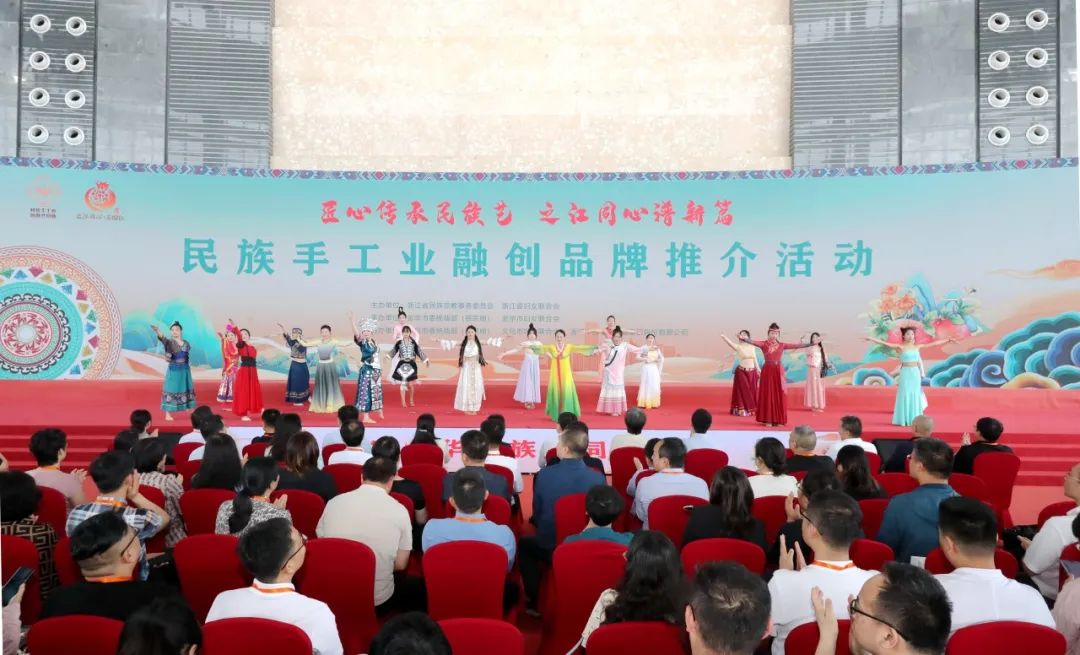 中央民族大學管理學院黃銳院長一行參加民族手工業融創品牌推介活動