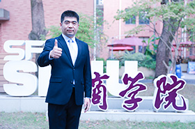 商學(xué)院之聲 | 專(zhuān)訪上海師范大學(xué)商學(xué)院黨委副書(shū)記傅毅教授：AI驅(qū)動(dòng)教學(xué)革新，全面提升學(xué)生管理創(chuàng)新能力與人文素養(yǎng)。